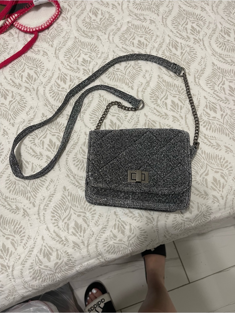 art class Sparkle Quilted Crossbody in Silver-Gray